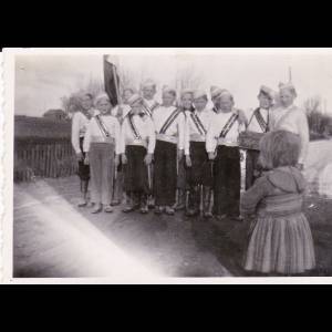 Nølev: 1938
Første række fra venstre: Jens Basse, Søren Anker Rasmussen, Kristian Pedersen, Eigil Borgren, Vagn Pedersen, Chresten Jensen, Johannes Søndegaard
Bageste række fra venstre: Villy Engmann, Børge Østergaard, Aage Østergaard, Johannes Jensen
Pigen foran er Gerda Engmann  